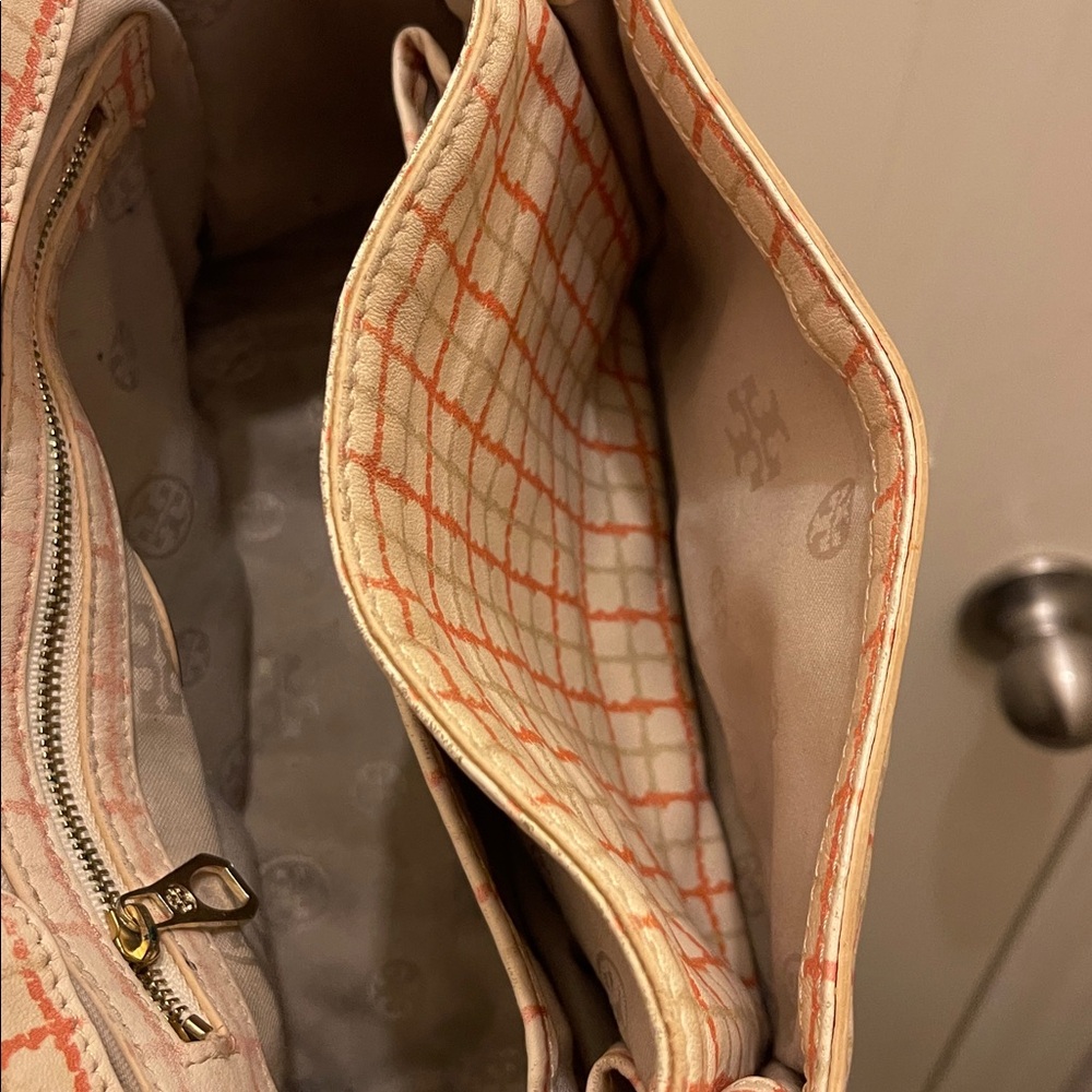 Tory Burch please check all picture of condition - Picture 14 of 17
